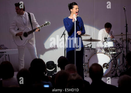 Cantante Katy Perry compie durante un concerto di commemorazione le Olimpiadi speciali con il Presidente degli Stati Uniti Barack Obama in prima fila, retro) in uno stato in sala da pranzo della Casa Bianca a Washington DC, Stati Uniti, giovedì, 31 luglio 2014. Credito: Andrew Harrer / Pool via CNP - nessun filo SERVICE - Foto Stock