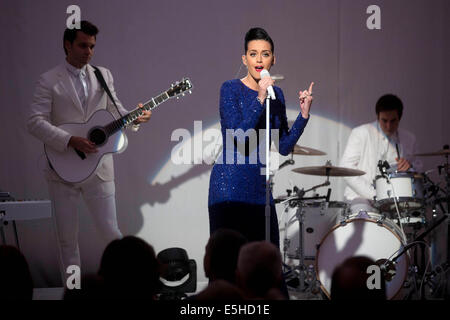 Cantante Katy Perry compie durante un concerto di commemorazione le Olimpiadi speciali con il Presidente degli Stati Uniti Obama nello stato in sala da pranzo della Casa Bianca a Washington DC, Stati Uniti, giovedì, 31 luglio 2014. Credito: Andrew Harrer / Pool via CNP - nessun filo SERVICE - Foto Stock