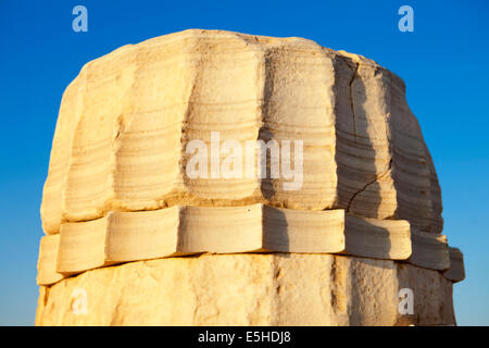 Colonna al tramonto, fino in prossimità di una colonna al tempio di Poseidone a Sounio Foto Stock