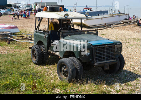 Altamente modificata vintage vecchio Land Rover per il lancio di barche sulla spiaggia a Whitstable Kent England Regno Unito Foto Stock