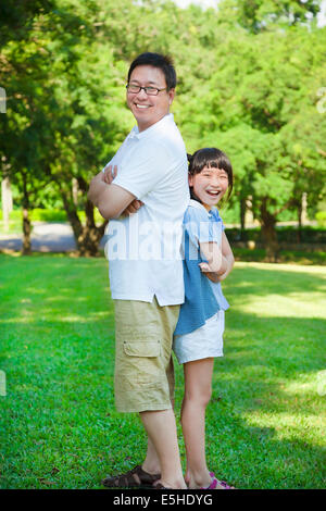 Padre e figlia in piedi di schiena Foto Stock
