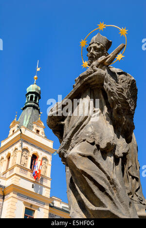 Pardubice, Boemia orientale, Repubblica Ceca. Pernstynovo namesti. Statua di San Giovanni Nepomuceno in corrispondenza della base della colonna mariana statua Foto Stock