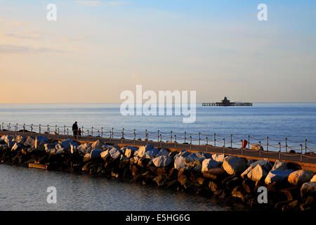 9543. Marina a parete e resti di vecchi pier, Herne Bay, Kent Foto Stock