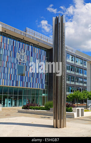 Danum scultura e Ufficio civico nel Sir Nigel Gresley Square, Waterdale, Doncaster, South Yorkshire, Inghilterra, Regno Unito. Foto Stock