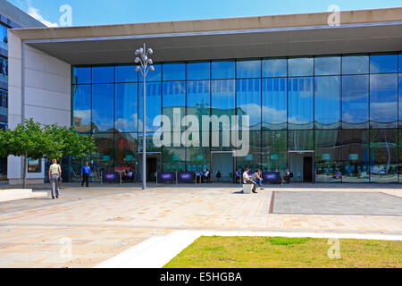 Prestazioni in ghisa Venue in Sir Nigel Gresley Square, Waterdale, Doncaster, South Yorkshire, Inghilterra. Regno Unito. Foto Stock