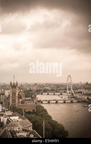 Vista sul Fiume Tamigi con le case del Parlamento e il London Eye. Foto Stock