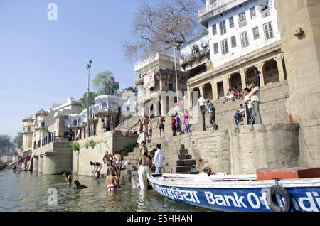 Pellegrini prendendo un santo vasca da bagno nel fiume Gange, Varanasi, Benares, Uttar Pradesh, India Foto Stock