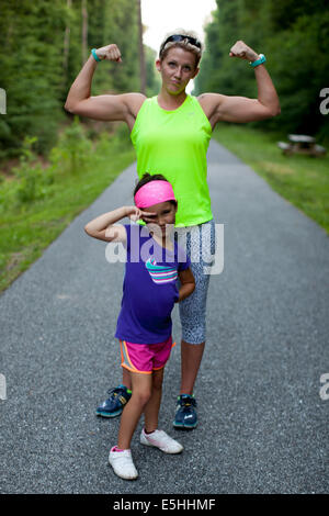 La carità Bashore è un US Army Reserve medic, il maratoneta, sanità pubblica avvocata e madre. Lei solleva la sua figlia Lillia Foto Stock