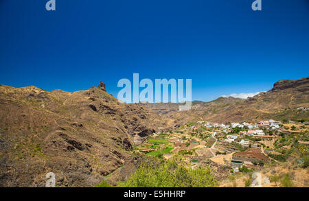 Spina vulcanica Roque Bentayga visto oltre Tejeda village Foto Stock