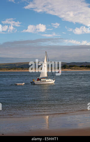 Naviga alla luce della sera a Sandbanks con i Purbecks in lontananza, nel Dorset UK a luglio Foto Stock