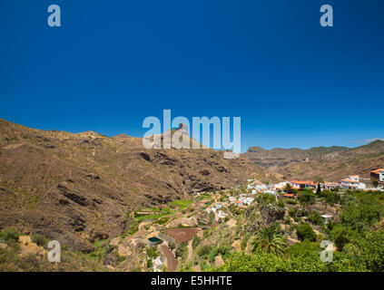 Spina vulcanica Roque Bentayga visto oltre Tejeda village Foto Stock