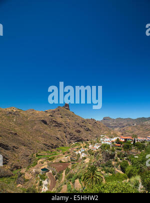 Spina vulcanica Roque Bentayga visto oltre Tejeda village Foto Stock