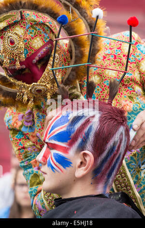 Parrucchieri artistico e teatro di strada artisti interpreti o esecutori, Osadia, a Stockton International Riverside Festival, Stockton on Tees. Regno Unito Foto Stock