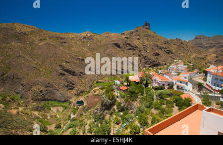 Spina vulcanica Roque Bentayga visto oltre Tejeda village, Gran Canaria Foto Stock