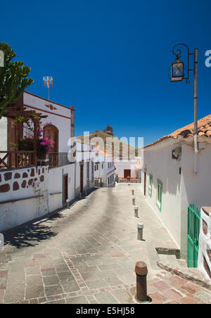 Spina vulcanica Roque Bentayga visto oltre Tejeda village, Gran Canaria Foto Stock