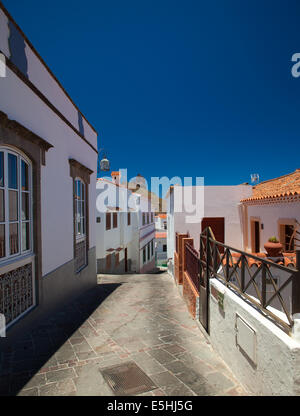 Spina vulcanica Roque Bentayga visto oltre Tejeda village, Gran Canaria Foto Stock