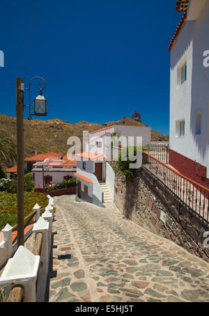 Spina vulcanica Roque Bentayga visto oltre Tejeda village, Gran Canaria Foto Stock