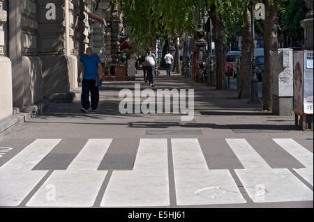 Andrássy út è una delle strade principali di Budapest, pieno con costosi negozi di moda. Foto Stock