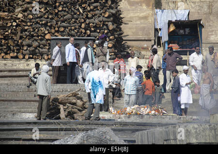 Persone di eseguire rituali ultimo a Harishchandra Ghat Varanasi, Benares, Uttar Pradesh, India Foto Stock