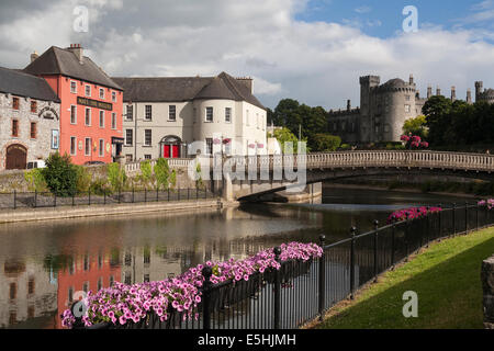 L'Irlanda, nella Contea di Kilkenny Kilkenny fiume Nora & Castle Foto Stock