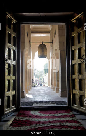 Ingresso della Mulagandha Kuti Vihara (Tempio buddista), Sarnath, Uttar Pradesh, India Foto Stock