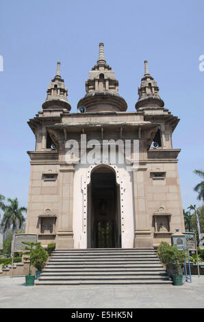 Ingresso della Mulagandha Kuti Vihara (Tempio buddista), Sarnath, Uttar Pradesh, India Foto Stock