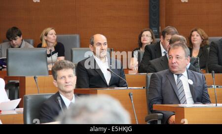 Lubiana, Slovenia. 1 agosto, 2014. Sloveno ex Primo Ministro Janez Jansa (fila 2, c) assiste la prima sessione del Parlamento appena eletto a Lubiana, capitale della Slovenia, e il Agosto 1, 2014. La prima sessione del Parlamento appena eletto è stata offuscata dalla presenza dell' ex primo ministro Janez Jansa del venerdì perché il contestato politico è stato confermato come membro del Parlamento anche se sta attualmente servendo una prigione. Foto Stock