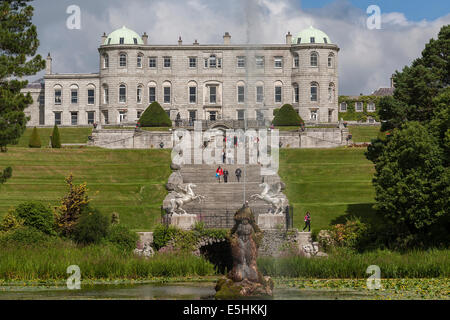 Irlanda, County Wicklow, Enniskerry, al Powerscourt House Foto Stock