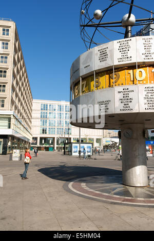 Berlino, Germania - 19 Aprile 2009: orologio atomico (Weltzeituhr) è stato progettato da Erich John e eretto nel 1969 in Alexander Platz. Foto Stock