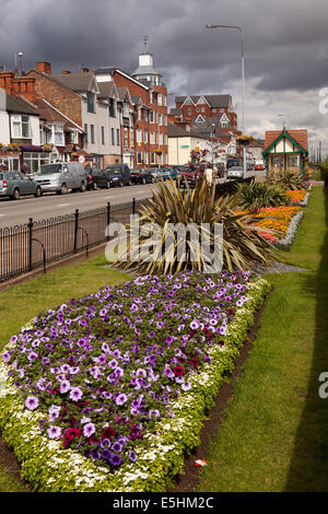 Regno Unito, Inghilterra, Lincolnshire, Cleethorpes, Kingsway, lungomare display floreale in promenade garden Foto Stock