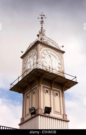 Regno Unito, Inghilterra, Lincolnshire, Cleethorpes, Stazione Ferroviaria, Vittoriano di Clock Tower Foto Stock