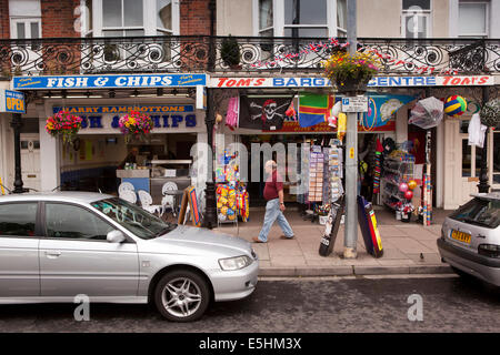 Regno Unito, Inghilterra, Lincolnshire, Cleethorpes, Alexandra Road, colorate bancarelle di souvenir Foto Stock