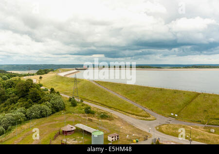 Il serbatoio superiore di Żarnowiec pompato Storage Power Station visto dall'occhio Kashubian (Kaszubskie Oko) torre in Gniewino, Polonia Foto Stock