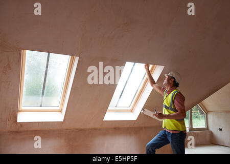 Ispettore edificio guardando alla nuova proprietà Foto Stock