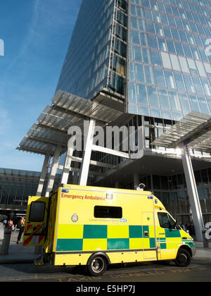 Un NHS London ambulanza parcheggiata fuori la Shard edificio presso la stazione di London Bridge, England Regno Unito KATHY DEWITT Foto Stock