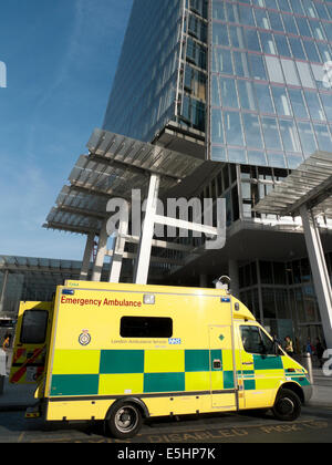 Un NHS London ambulanza parcheggiata fuori la Shard edificio presso la stazione di London Bridge, England Regno Unito KATHY DEWITT Foto Stock