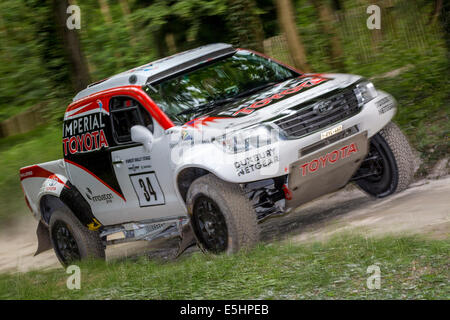 2012 Toyota Racing di overdrive Hilux Dakar racer con autista Giniel De Villiers. 2014 Goodwood Festival of Speed, Sussex, Regno Unito. Foto Stock