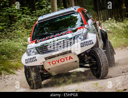 2012 Toyota Racing di overdrive Hilux Dakar racer con autista Giniel De Villiers. 2014 Goodwood Festival of Speed, Sussex, Regno Unito. Foto Stock