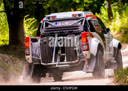 2012 Toyota Racing di overdrive Hilux Dakar racer con autista Giniel De Villiers. 2014 Goodwood Festival of Speed, Sussex, Regno Unito. Foto Stock