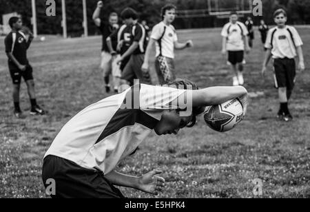 Giocatori di Rugby Pratica e giocare coed rugby. Sono giovani e deboli ma hanno il cuore di caprone. Io sono un irresponsabile Foto Stock