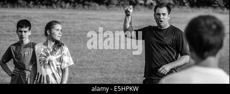 Giocatori di Rugby Pratica e giocare coed rugby. Sono giovani e deboli ma hanno il cuore di caprone. Io sono un irresponsabile Foto Stock