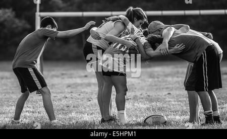 Giocatori di Rugby Pratica e giocare coed rugby. Sono giovani e deboli ma hanno il cuore di caprone. Io sono un irresponsabile Foto Stock