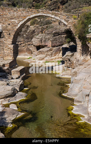 Storico ponte di pietra sul fiume Gediz Kula Manisa Turchia Foto Stock