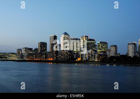 Canary Wharf skyline al tramonto, dalla banca del sud del Tamigi Foto Stock