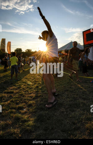 Malmesbury, Regno Unito, 25/07/2014 : Atmosfera al WOMAD - un mondo di musica, arte e danza. Un uomo cerca hula-cerchiatura. Foto di Julie Edwards Foto Stock