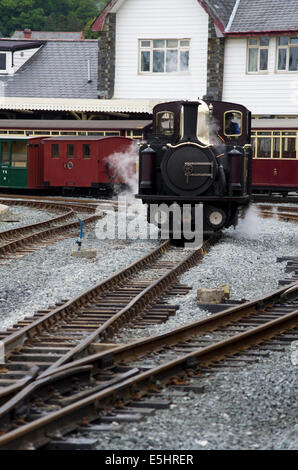 Ffestiniog Railway locomotiva a vapore "Taliesin' a Porthmadog harbour station Foto Stock