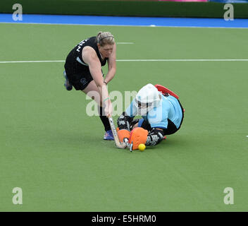 Glasgow, Scotland, Regno Unito. 1 agosto, 2014. Nuova Zelanda sulla pena di scatti in campo femminile hockey semi-finale corrisponde al National Hockey Center, Glasgow il 1 agosto 2014 Credit: Martin Bateman/Alamy Live News Foto Stock