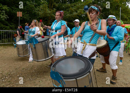 Malmesbury, Regno Unito, 27/07/2014 : Atmosfera al WOMAD - un mondo di musica, arte e danza. Una sfilata di Carnevale la Domenica pomeriggio con gli articoli realizzati su weekened. Foto di Julie Edwards Foto Stock