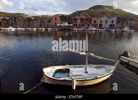 Bosa è una piccola città nel nord-ovest della Sardegna, sulla riva sinistra del fiume Temo, in una ridente vallata. Foto Stock