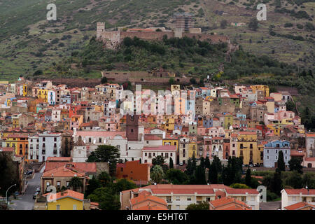 Bosa è una piccola città nel nord-ovest della Sardegna, sulla riva sinistra del fiume Temo, in una ridente vallata. Foto Stock